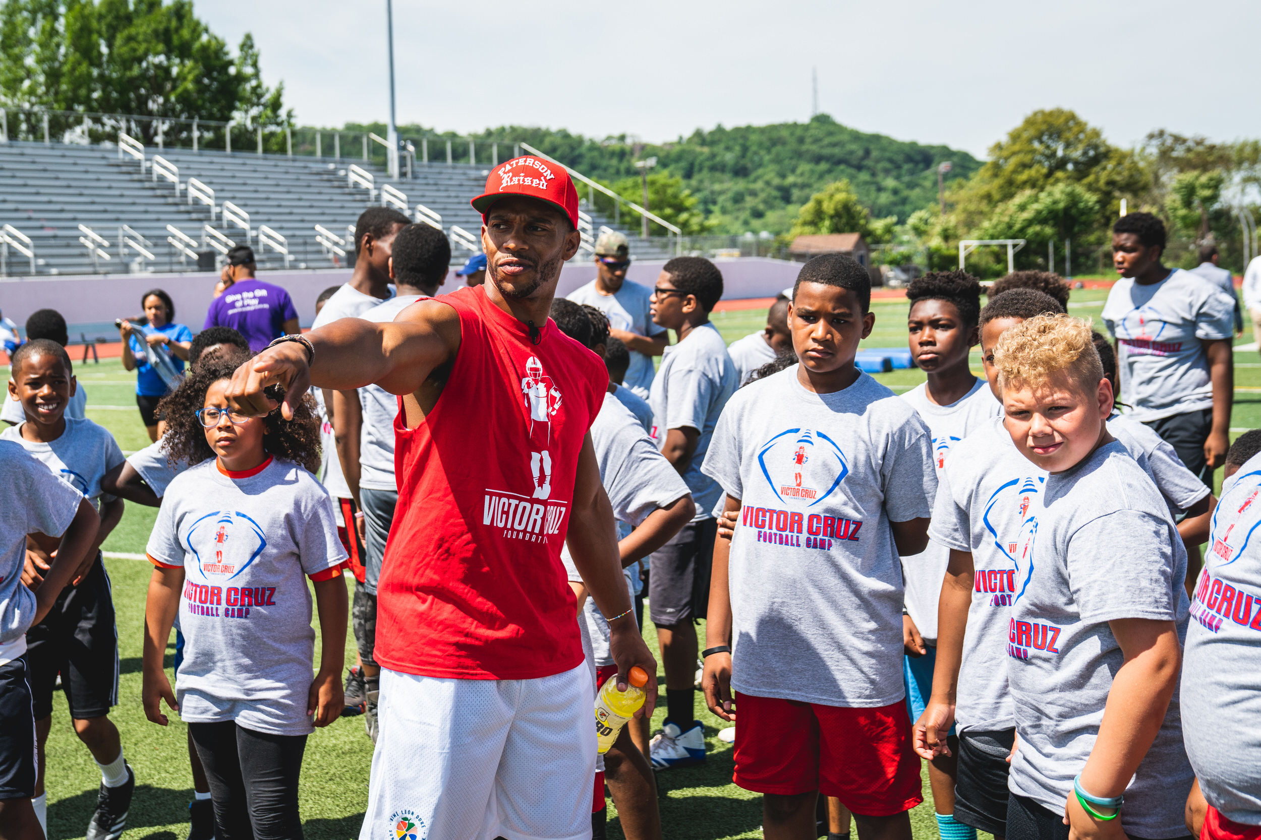 Victor Cruz's foundation partners with Foot Locker to get hometown kids  ready for school